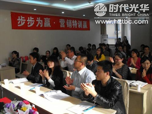 學員給以許老師熱烈的掌聲