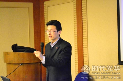 方永飛老師正在講《贏在中層》的課程www.www.sxxkydj.cn