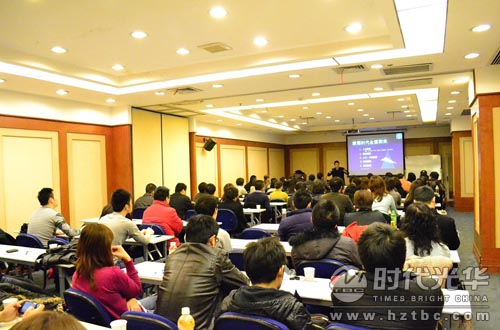 方永飛老師正在講《贏在中層》的課程www.www.sxxkydj.cn