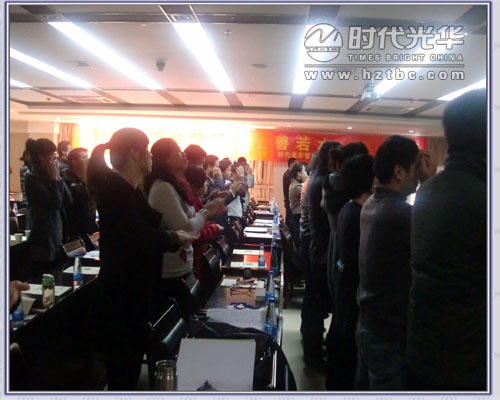 學員與陳兆杰老師做游戲www.www.sxxkydj.cn