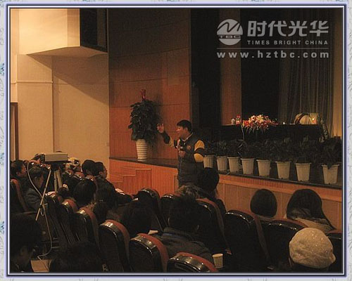 張嘉偉老師與學生互動www.www.sxxkydj.cn