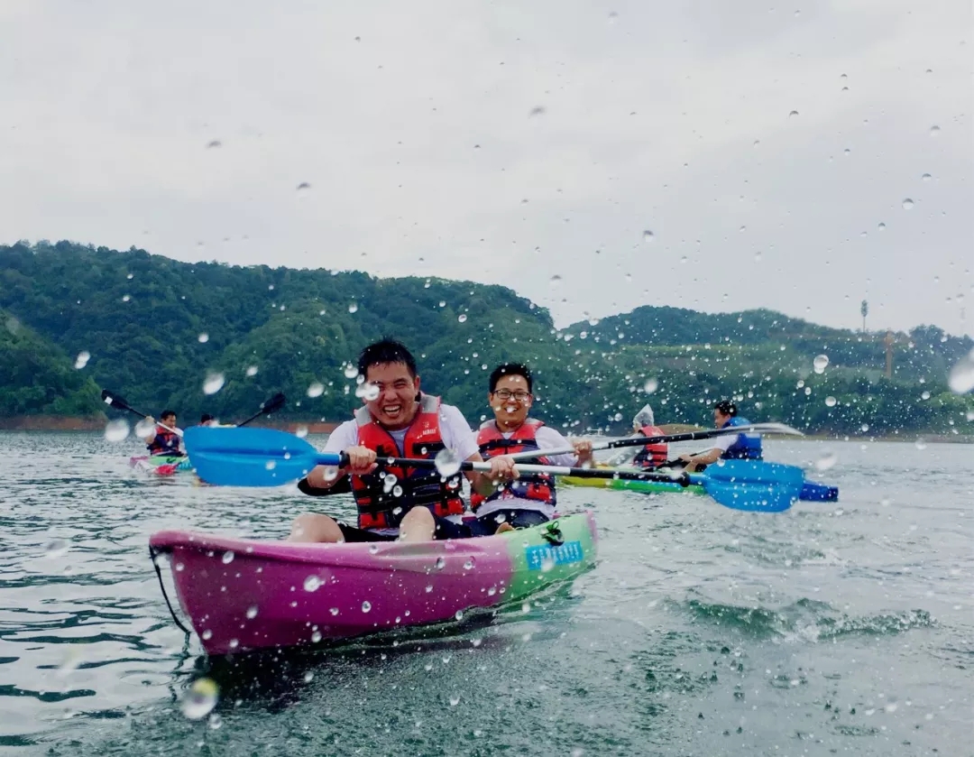 恰逢大雨，反正都濕身了，不如任性玩一回。  夕陽西下，收隊(duì)回家。  上大巴發(fā)朋友圈炫耀去嘍!