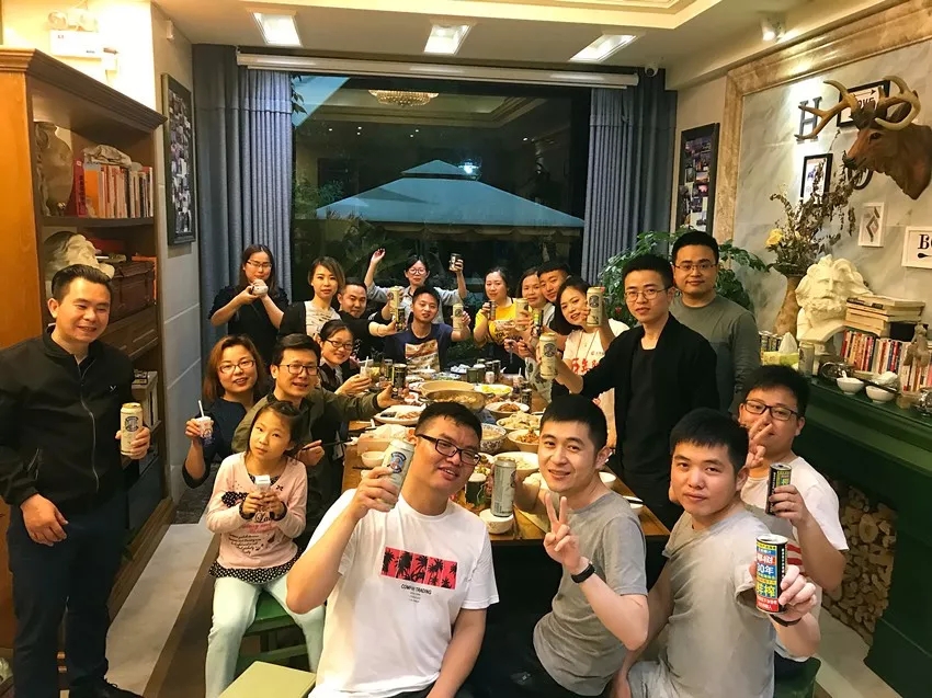 至于晚飯后，有什么比大家一起看電影更爽的事情呢?  特別是，再加一罐啤酒和幾局狼人殺。